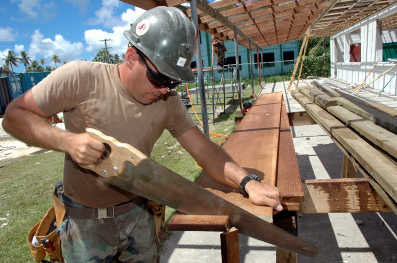 ebeniste-ST JEAN CAP FERRAT-min_worker_construction_building_carpenter_male_job_build_helmet-893290